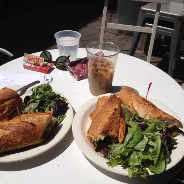 4/28/2014 tarihinde Sean A.ziyaretçi tarafından Boulevard Cafe'de çekilen fotoğraf