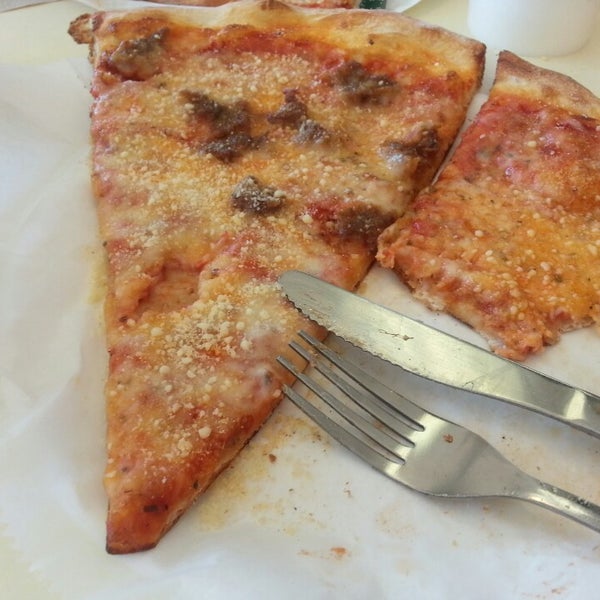 8/31/2013 tarihinde Jacqueline C.ziyaretçi tarafından NYC Pizza'de çekilen fotoğraf