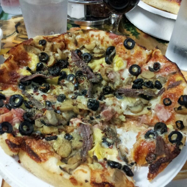 10/26/2013 tarihinde Rich C.ziyaretçi tarafından Matthew&#39;s Pizza'de çekilen fotoğraf