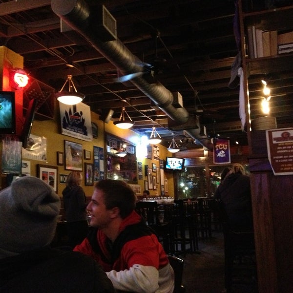 1/3/2013 tarihinde Lauren K.ziyaretçi tarafından Buffalo Bros Pizza Wings &amp; Subs'de çekilen fotoğraf