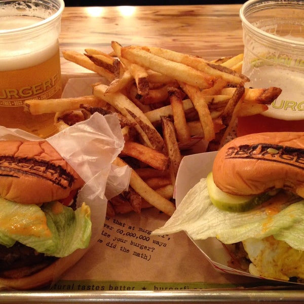 Foto diambil di BurgerFi oleh Rebeca P. pada 5/18/2014