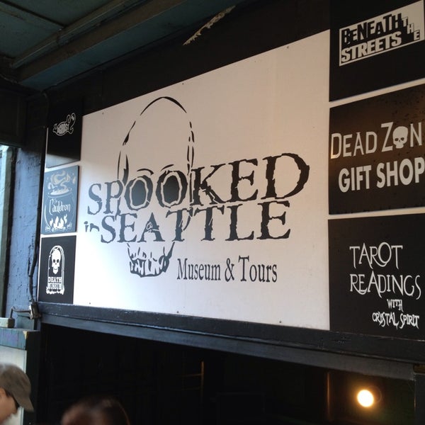 Das Foto wurde bei Spooked in Seattle Museum and Tours von Topher A. am 9/21/2013 aufgenommen