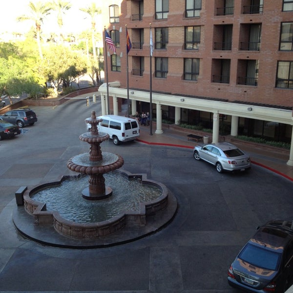 Foto diambil di Scottsdale Marriott Suites Old Town oleh Topher A. pada 3/23/2013