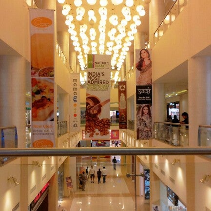 zara store in r city mall
