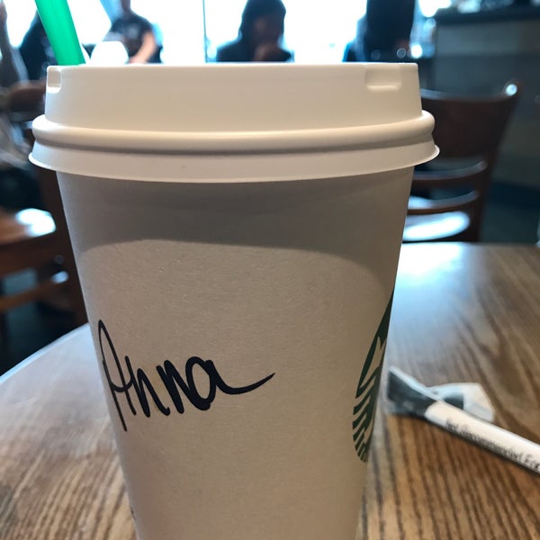 รูปภาพถ่ายที่ Starbucks โดย Anna I. เมื่อ 5/1/2017