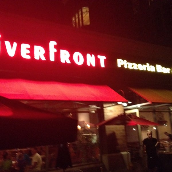 Foto tirada no(a) Riverfront Pizzeria por Karen J. em 7/19/2014