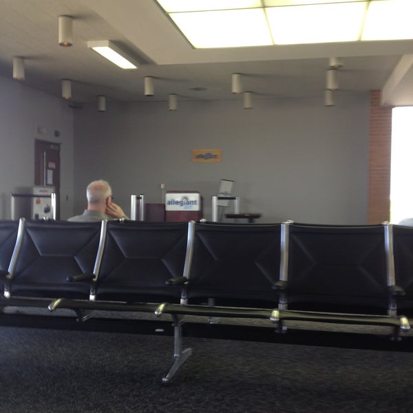 รูปภาพถ่ายที่ Wichita Dwight D. Eisenhower National Airport (ICT) โดย Chris L. เมื่อ 5/9/2013