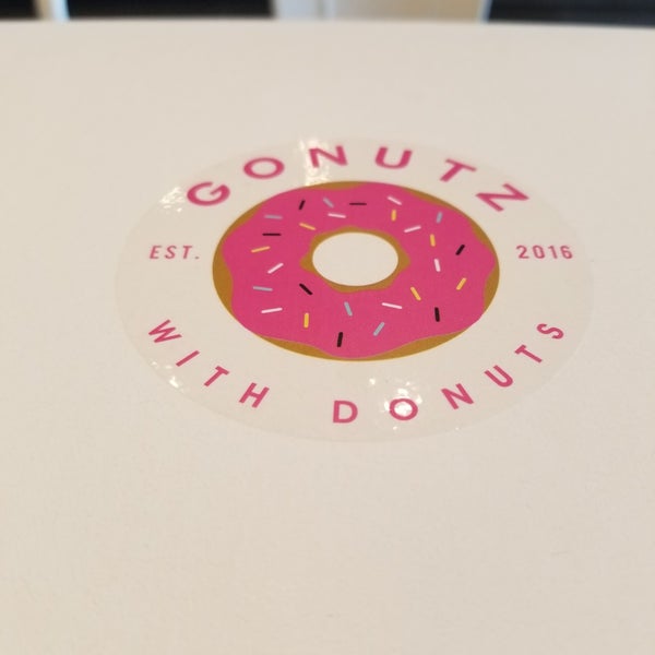 Foto tirada no(a) Gonutz with Donuts por Don C. em 6/2/2018