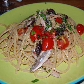 Spaghetti, pomodorini, alici, olive