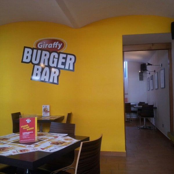 รูปภาพถ่ายที่ Giraffy Burger Bar โดย Oliver เมื่อ 7/15/2013