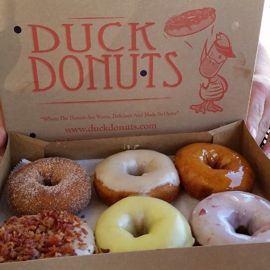 5/24/2014 tarihinde C H.ziyaretçi tarafından Duck Donuts'de çekilen fotoğraf