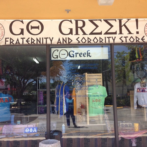 Foto scattata a Go Greek Boca Store da Jennifer S. il 7/11/2013