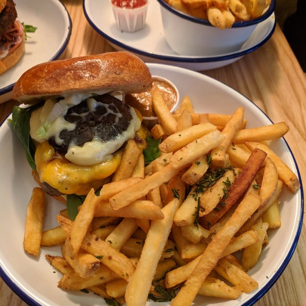 Foto tirada no(a) Otto&#39;s Burger por Elsa W. em 3/10/2018