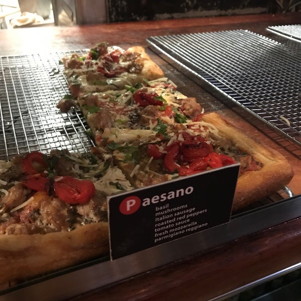 รูปภาพถ่ายที่ Williamsburg Pizza โดย Paula L. เมื่อ 5/12/2018
