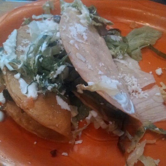 4/10/2014 tarihinde Eric N.ziyaretçi tarafından El Paso Restaurante Mexicano'de çekilen fotoğraf
