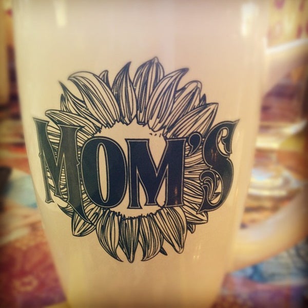 รูปภาพถ่ายที่ Mom&#39;s โดย Ashley E. เมื่อ 9/16/2012