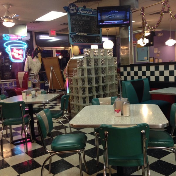 Foto tomada en Hub City Diner  por Annie V. el 3/6/2014