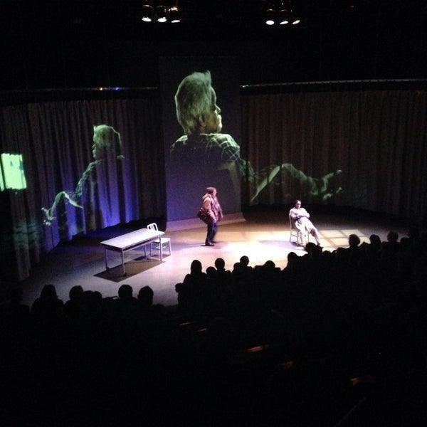 รูปภาพถ่ายที่ Centaur Theatre Company โดย Julien S. เมื่อ 2/8/2014