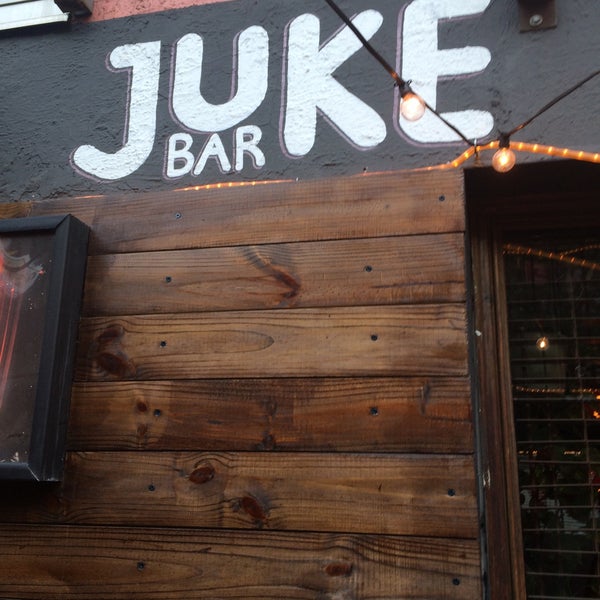 รูปภาพถ่ายที่ Juke Bar โดย Phil C. เมื่อ 6/29/2016
