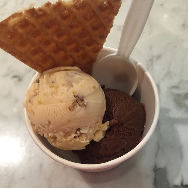 Foto tirada no(a) Jeni&#39;s Splendid Ice Creams por Marie G. em 12/22/2015