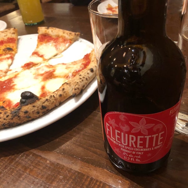 1/30/2020 tarihinde Robert G.ziyaretçi tarafından Spacca Napoli Pizzeria'de çekilen fotoğraf