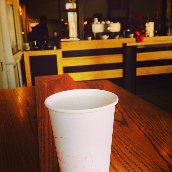 รูปภาพถ่ายที่ Happy Coffee โดย Monica K. เมื่อ 1/6/2014