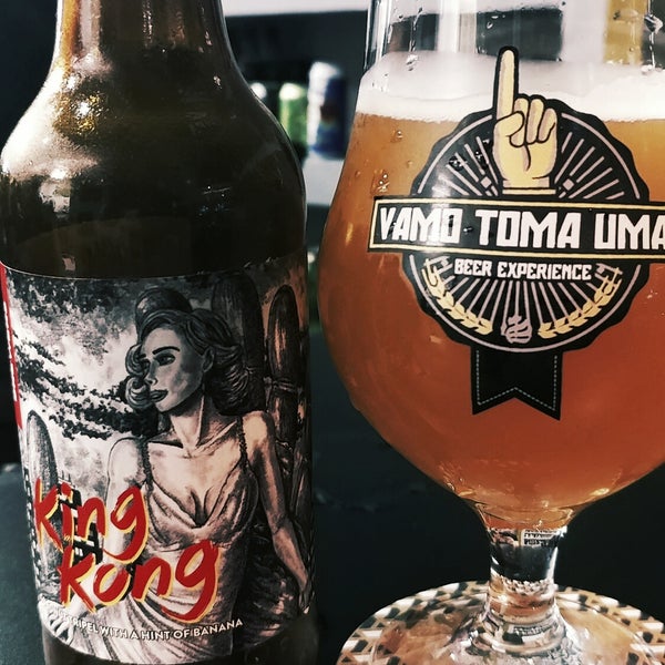 Photo taken at Vamo Toma Uma - Beer experience by Danilo C. on 4/7/2018