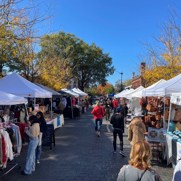 Das Foto wurde bei The Flea Market at Eastern Market von Michael K. am 10/29/2022 aufgenommen