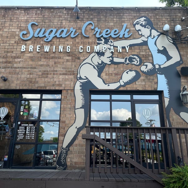Foto diambil di Sugar Creek Brewing Company oleh Michael K. pada 7/4/2021