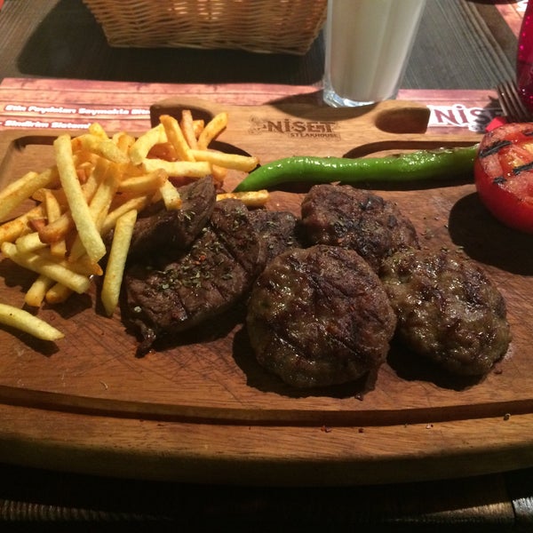 Снимок сделан в Nişet Steakhouse &amp; Lounge пользователем Oguz K. 10/2/2015