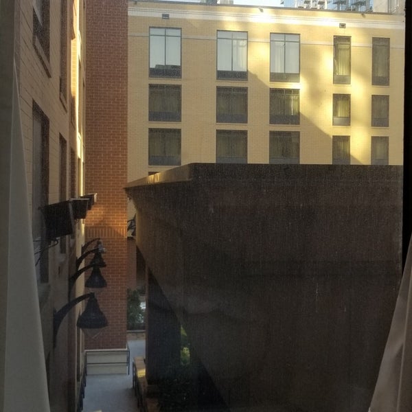รูปภาพถ่ายที่ Hampton Inn &amp; Suites Nashville Downtown โดย TS R. เมื่อ 4/2/2019