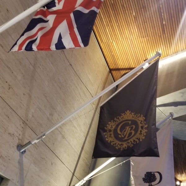 Photo taken at DoubleTree by Hilton Hotel London - Tower of London by TS R. on 7/13/2019