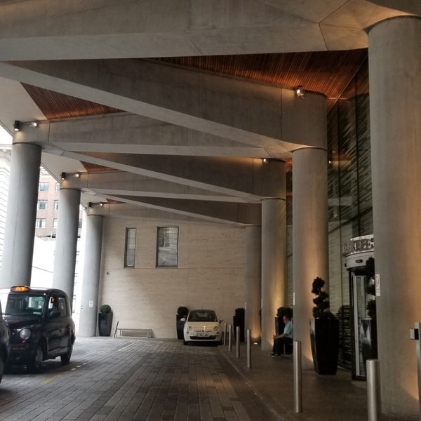 Photo taken at DoubleTree by Hilton Hotel London - Tower of London by TS R. on 7/15/2019