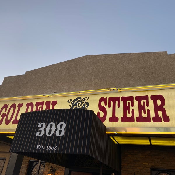 Foto tomada en Golden Steer Steakhouse Las Vegas  por Zach C. el 6/13/2021