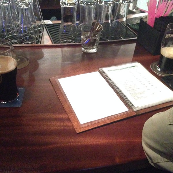 10/4/2013 tarihinde Anton S.ziyaretçi tarafından Dublin Irish Pub'de çekilen fotoğraf