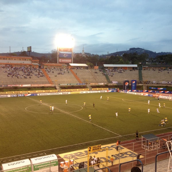 รูปภาพถ่ายที่ Estadio Cementos Progreso โดย Miguel E. เมื่อ 4/21/2013