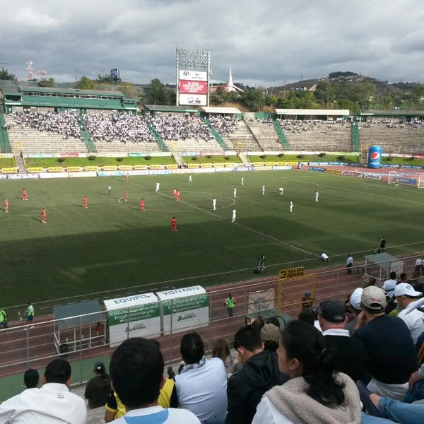 รูปภาพถ่ายที่ Estadio Cementos Progreso โดย Miguel E. เมื่อ 1/24/2015
