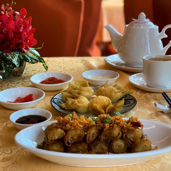 Foto diambil di Ngân Đình Restaurant oleh brent k. pada 12/12/2018