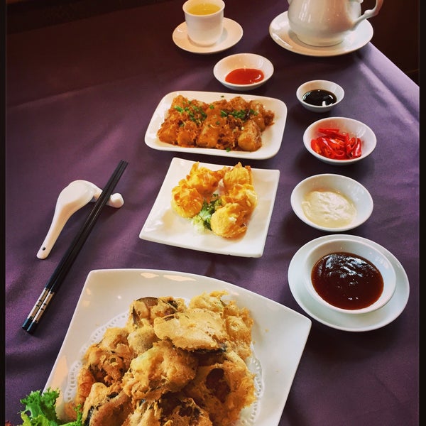 Foto diambil di Ngân Đình Restaurant oleh brent k. pada 3/29/2018
