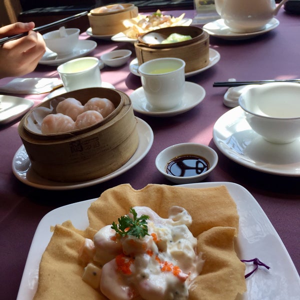 Foto diambil di Ngân Đình Restaurant oleh brent k. pada 12/17/2017