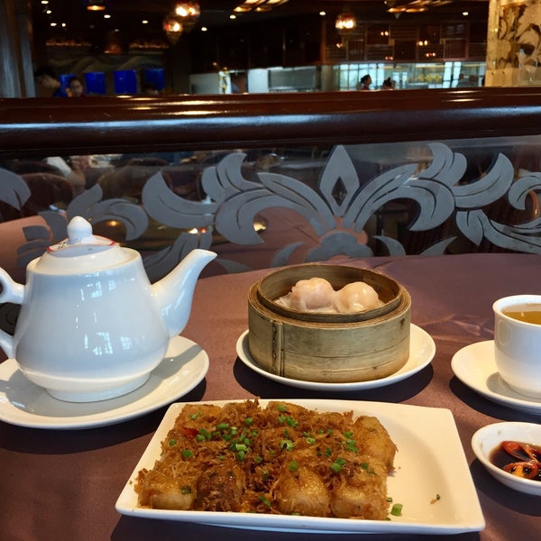 Foto diambil di Ngân Đình Restaurant oleh brent k. pada 7/11/2017