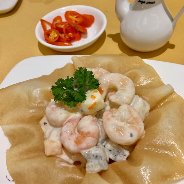 Foto diambil di Ngân Đình Restaurant oleh brent k. pada 11/27/2017
