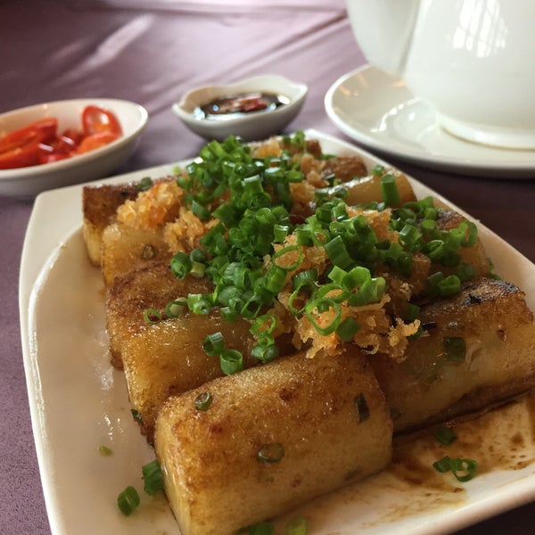 Foto diambil di Ngân Đình Restaurant oleh brent k. pada 8/20/2017