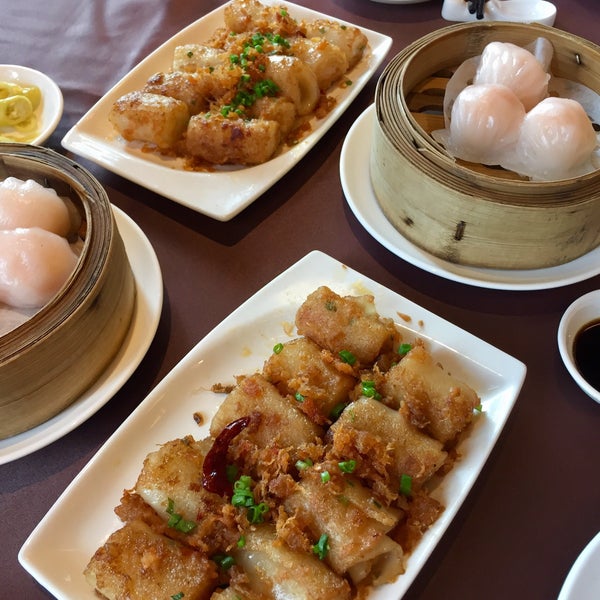 Foto diambil di Ngân Đình Restaurant oleh brent k. pada 11/27/2016