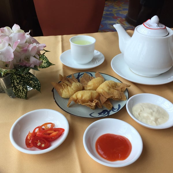 Foto diambil di Ngân Đình Restaurant oleh brent k. pada 11/27/2018