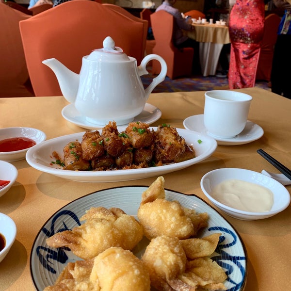Foto diambil di Ngân Đình Restaurant oleh brent k. pada 12/11/2018