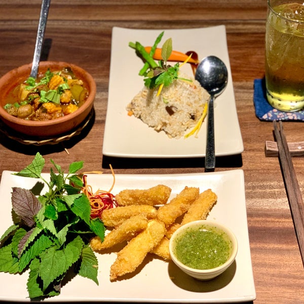 Foto tirada no(a) Hum Vegetarian, Lounge &amp; Restaurant por brent k. em 9/8/2020