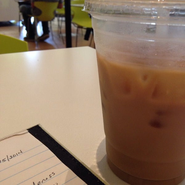 รูปภาพถ่ายที่ Cafe De Boston โดย Megan G. เมื่อ 5/15/2014