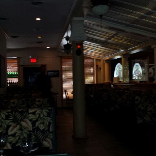 Das Foto wurde bei Tropics Piano Bar &amp; Restaurant von Jerry M. am 9/7/2013 aufgenommen