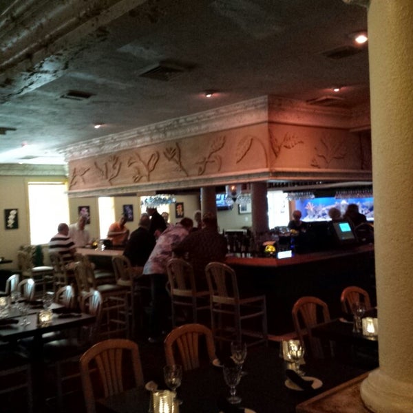 6/18/2013 tarihinde Jerry M.ziyaretçi tarafından Tropics Piano Bar &amp; Restaurant'de çekilen fotoğraf